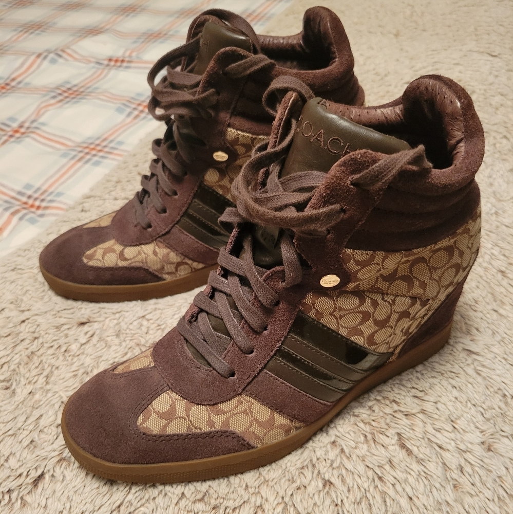 Coach shoes, color Brown, clean inside and clean bottom. Worn only once. 10m